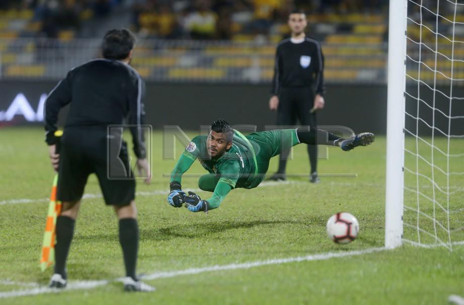 AKSI  Hafizul  menyelamatkan sepakan penalti pemain  Kitchee SC  di Stadium Perak. -  FOTO  Effendy Rashid   