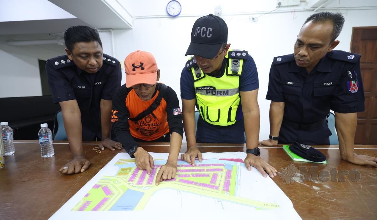 Mohd Fakhrudin (dua, kanan) melihat plan kawasan perumahan Flat Idaman Damansara Damai. FOTO BERNAMA