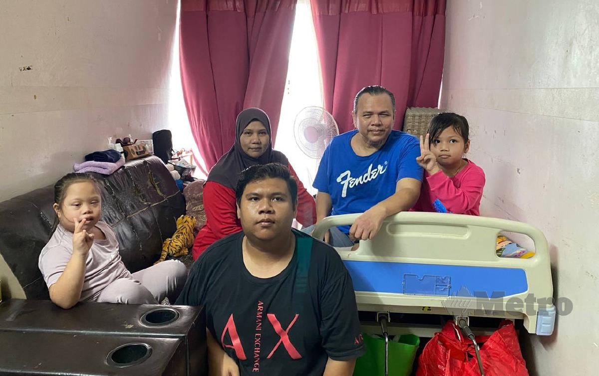 Junaidi Awang dan isterinya bersama tiga anak mereka di rumah mereka di Bandar Perda, Bukit Mertajam. FOTO Nur Izzati Mohamad