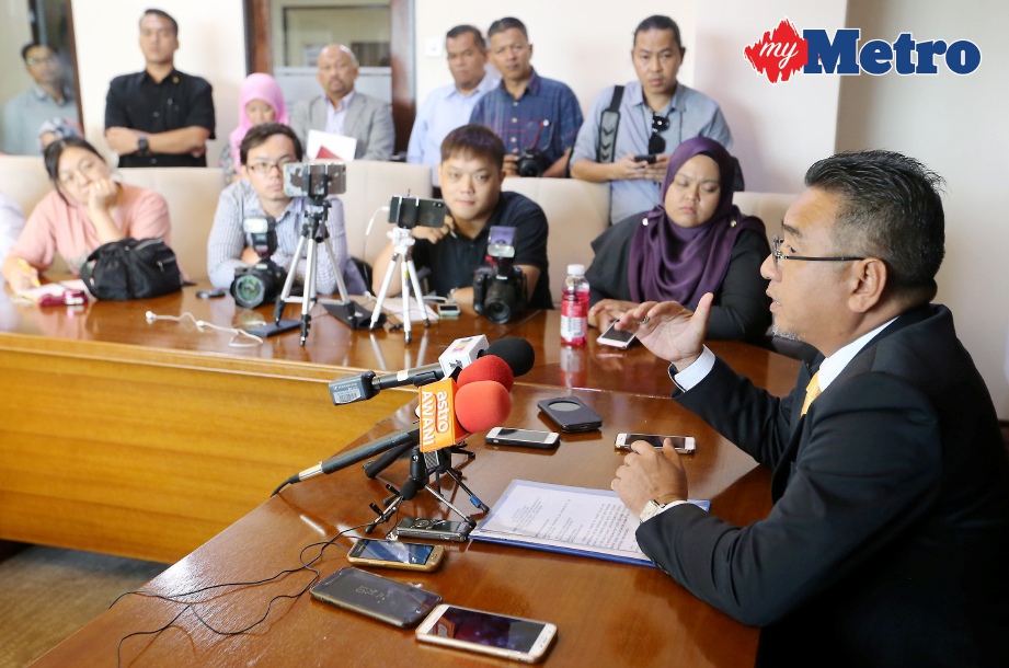  ADLY (kiri) mengadakan sidang media sempena hari pertama memulakan tugas di pejabatnya di Bilik Mesyuarat Tun Bija Sura, Seri Negeri, Ayer Keroh. NSTP/ RASUL AZLI SAMAD