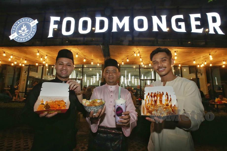 Aedy (kanan) bersama pemilik FoodMonger, Mohd Naufal Abd Latif (tengah) dan pemilik gerai Ayo, Zahir Ariffin. FOTO Najiy Jefri