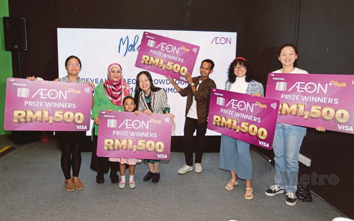 LOW  (tengah) bersama pemenang pada Majlis Pengumuman Pemenang Aeon #classicmalaysianmoments di Aeon Taman Maluri, Cheras. - Gambar NSTP/MOHAMAD SHAHRIL BADRI SAALI