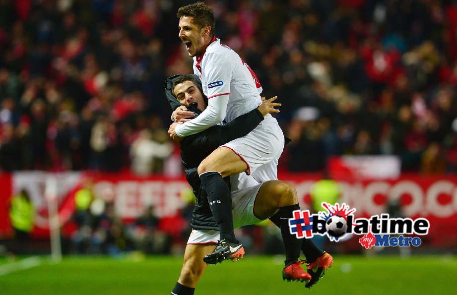 JOVETIC (kanan) meraikan gol kemenangannya bersama penyerang Sevilla, Wissam Ben Yedder. FOTO AFP