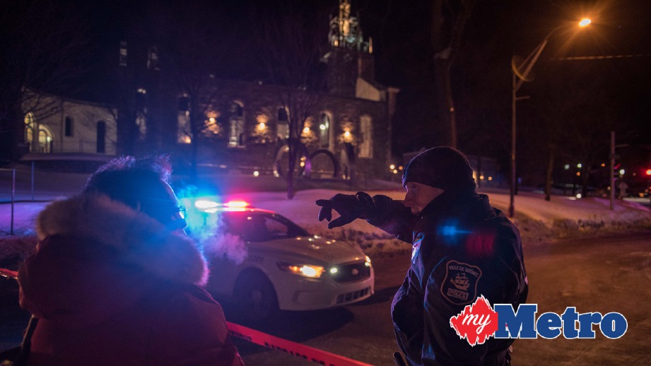 ANGGOTA polis Kanada bercakap dengan wanita selepas kejadian tembak di masjid di Quebec City. FOTO AFP