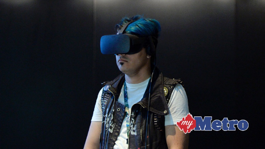 SEORANG pengunjung menggunakan Oculus Rift ketika persidangan permainan video, E3 di Los Angeles, tahun lalu. FOTO AFP