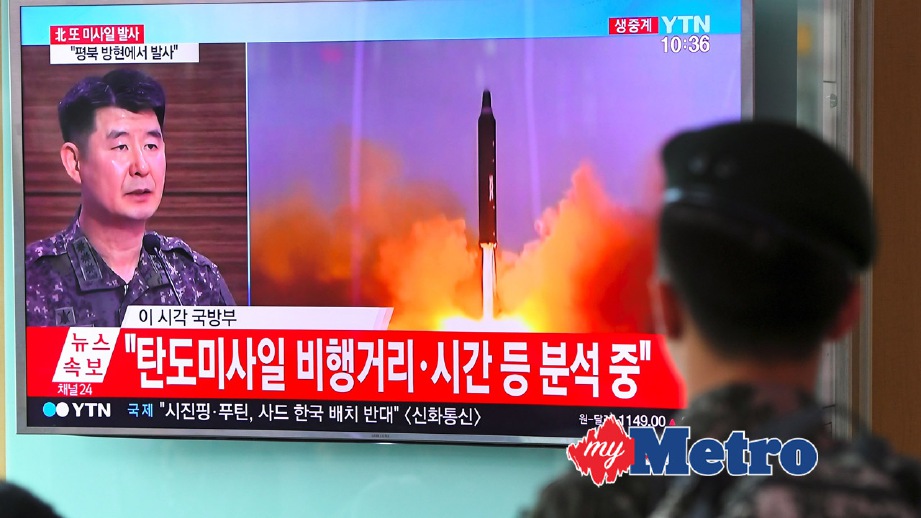 ANGGOTA tentera Korea Selatan menyaksikan laporan berita menunjukkan rakaman video fail pelancaran peluru berpandu Korea Utara. FOTO AFP