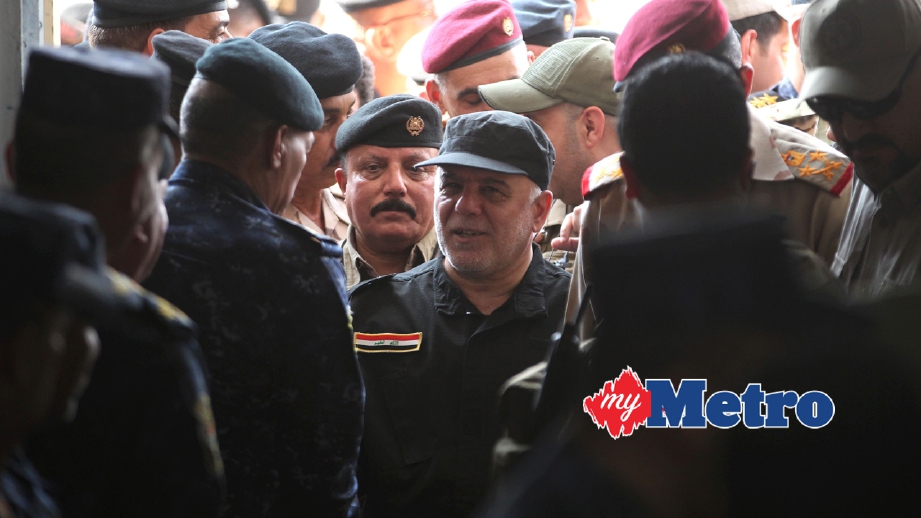 HAIDER (tengah) tiba di al-Tayaran, Mosul untuk bertemu dengan komander tentera. FOTO AFP