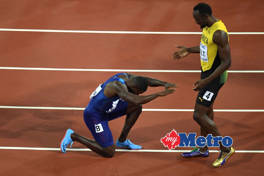 GATLIN memberi penghormatan kepada Bolt selepas menewaskannya untuk memenangi acara 100 meter. FOTO AFP