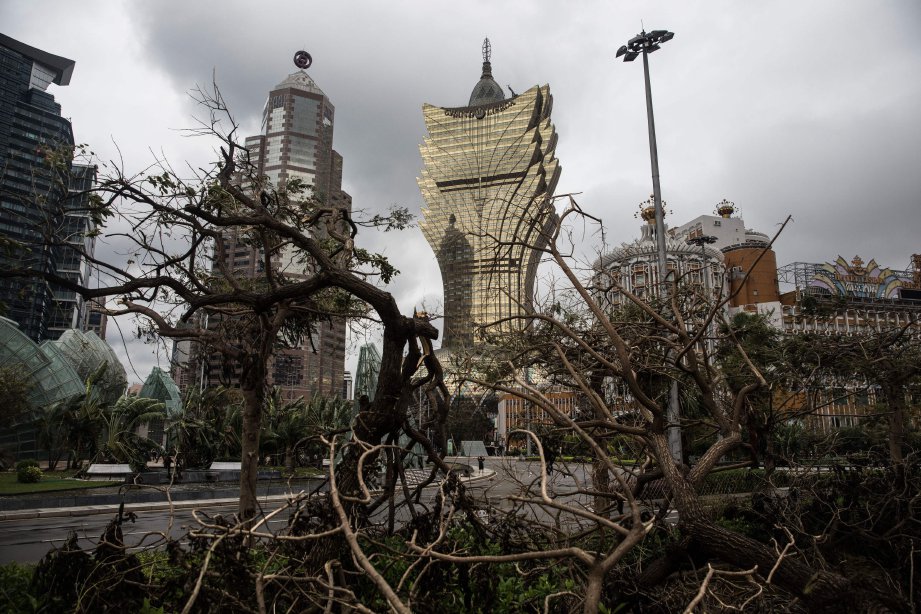 INDUSTRI perjudian Macau terjejas akibat  Taufan Hato. FOTO AFP