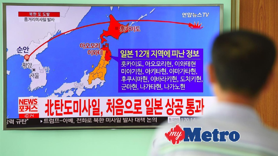 LELAKI di Seoul menonton laporan pelancaran peluru berpandu oleh Korea Utara. FOTO AFP