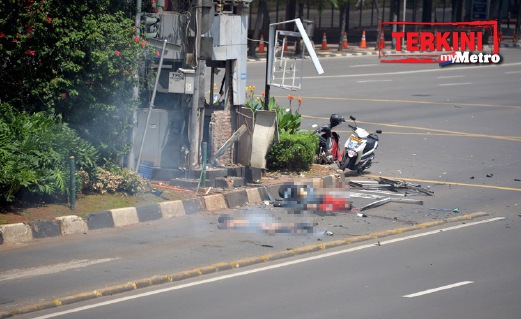 TIGA mayat kelihatan selepas letupan bom di Jakarta. FOTO AFP