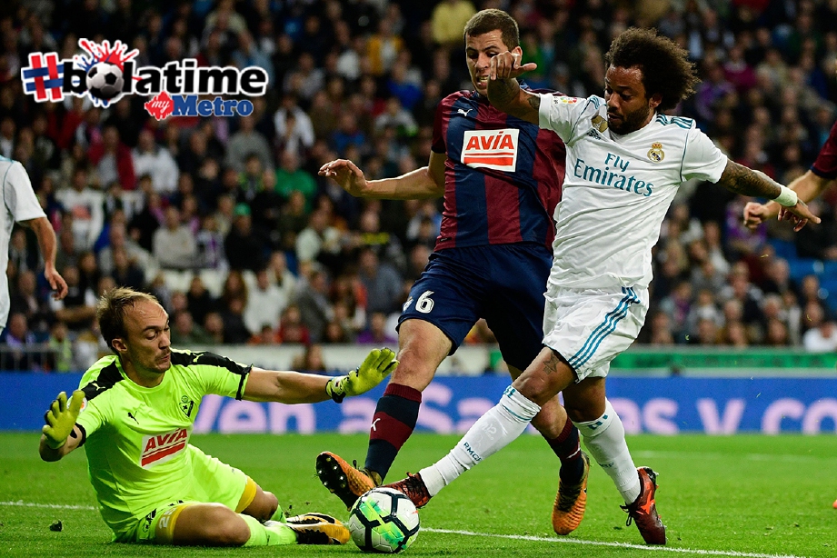 MARCELO (kanan) jaring gol ketiga Real selepas menerima hantaran Benzema. -Foto AFP