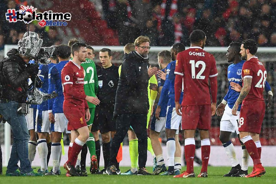 KLOPP (tengah) bersalam bersama pemainya selepas aksi menentang Everton. -Foto AFP