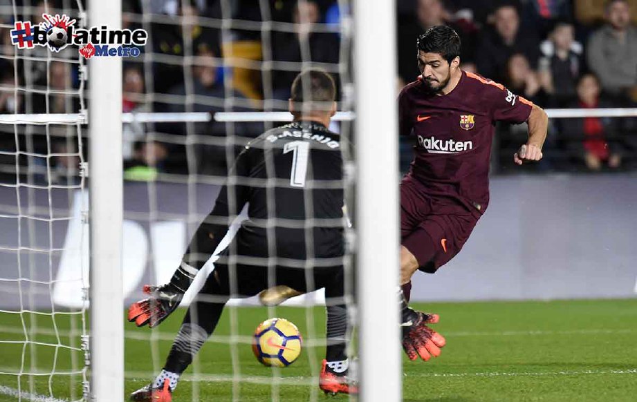 Suarez (kanan) jaring gol pembukaan buat Barcelona. -Foto AFP