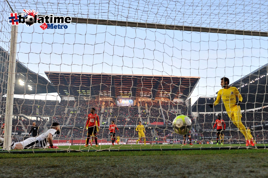 NEYMAR (kanan) jaring dua gol dan catat dua bantuan gol untuk benam Rennes. -Foto AFP