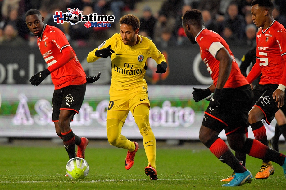 NEYMAR (dua dari kiri) cuba lepasi kawalan pemain Rennes. -Foto AFP