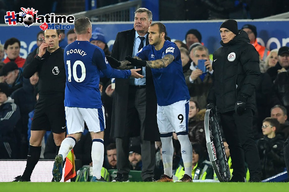 ALLARDYCE (tengah) berjaya bawa Everton ke tangga kesembilan liga. -Foto AFP