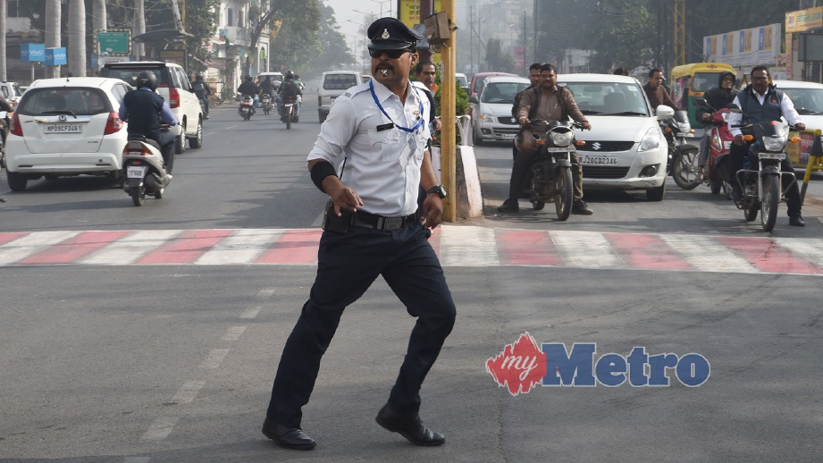 SINGH melakukan ‘moonwalk’ ketika bertugas di simpang di Indore. FOTO AFP