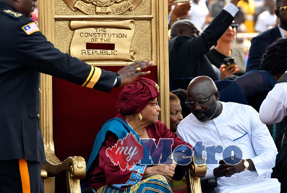 WEAH (kanan) angkat sumpah sebagai presiden Liberia ke-25 menggantikan Ellen (kiri). -Foto AFP