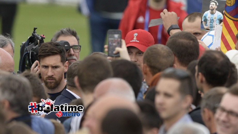 LIONEL Messi tiba bertemu peminat di ketika sesi latihan di  Bronnitsy, berhampiran Moscow pada 11 Jun 2018. FOTO AFP