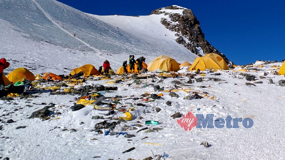 GAMBAR pada 21 Mei 2018 menunjukkan pelbagai peralatan dan sampah yang ditinggalkan di Kem 4 Gunung Everest. FOTO AFP