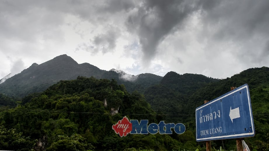 CUACA mendung ke kawasan pergununan lokasi gua Tham Luang ketika operasi menyelamat diteruskan. FOTO AFP