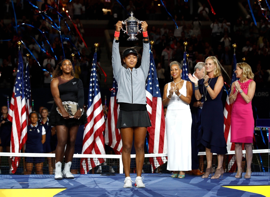 NAOMI Osaka menjulang trofi kejuaraan selepas menewaskan Serena Williams. FOTO AFP