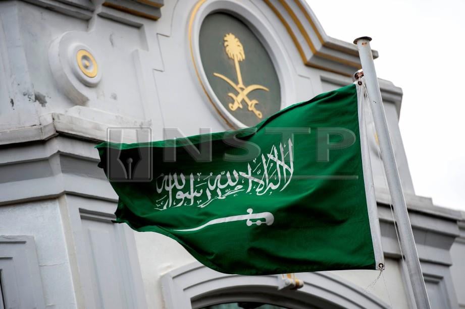BENDERA Arab Saudi berkibar di kedutaannya di Istanbul, Turki, kelmarin. FOTO AFP