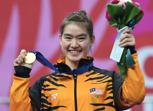 TAI Cheau Xuen bersama emas yang dimenanginya 20 September lalu. FOTO AFP