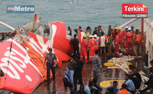 SERPIHAN pesawat diangkat ke atas kapal pada 10 Januari lalu. FOTO fail AFP
