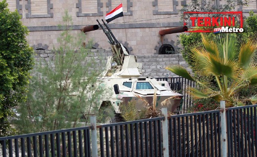KERETA perisai dengan senjata pembinasa kapal terbang ditempatkan berhampiran Kementerian Pertahanan di Sana'a. FOTO AFP