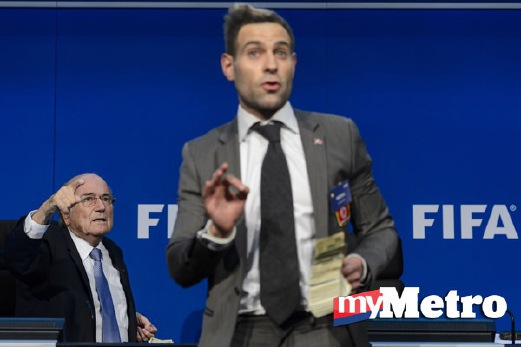 BRODKIN (kanan) sebelum membaling wang palsu ke arah Blatter (kiri). FOTO AFP