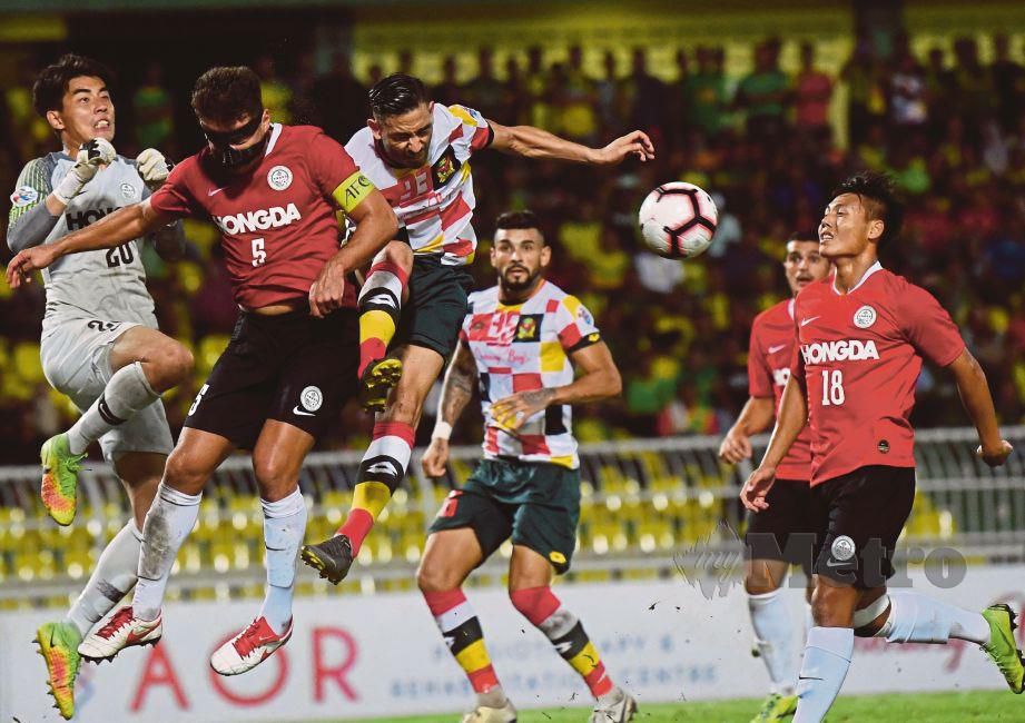Aksi pemain Kedah ketika berdepan kelab dari Hong Kong, Tai Po FC pada kelayakan Liga Juara-Juara Asia (ACL) di Stadium Darul Aman Selasa lalu. FOTO Bernama