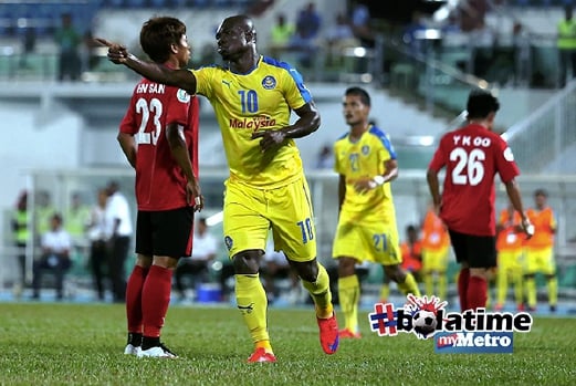 DICKSON Nwakaeme meraikan gol pertama ketika menentang Yadanarbon FC. FOTO Luqman Hakim Zubir