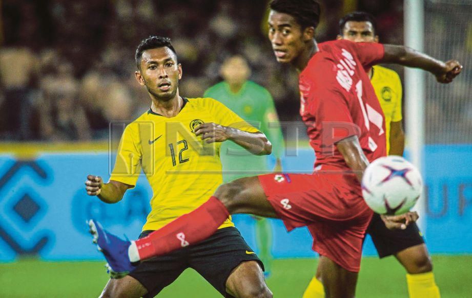 PEMAIN Malaysia, Muhammad Akram Mahinan membuat hantaran ketika perlawanan peringkat kumpulan AFF Suzuki Cup 2018 antara Malaysia menentang Myanmar di Stadium Nasional Bukit Jalil. FOTO Asyraf Hamzah