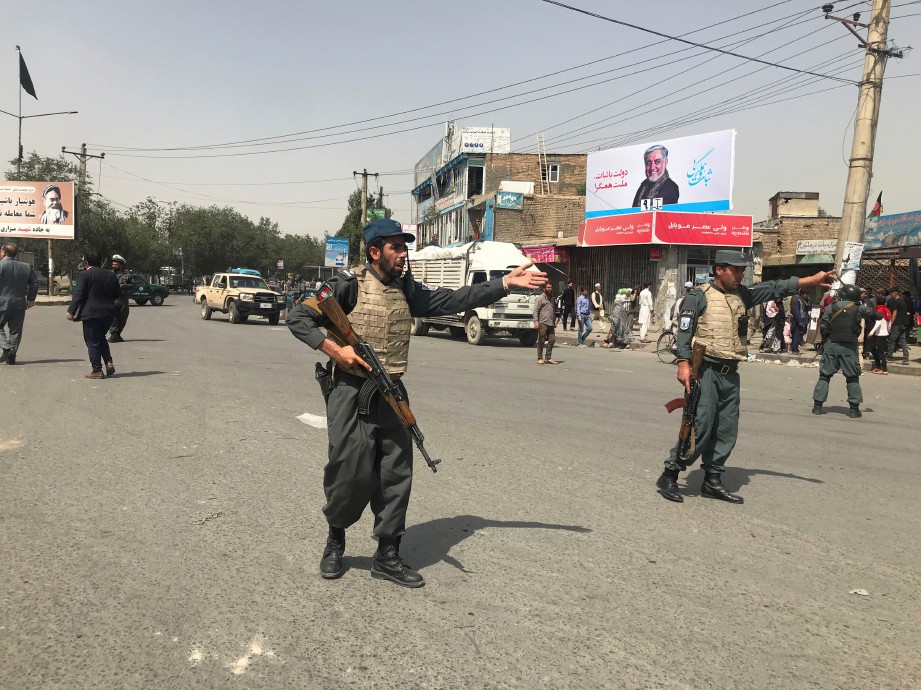 POLIS Afghanistan mengawasi keadaan selepas letupan berlaku kira-kira jam 9 pagi waktu tempatan di barat Kabul. FOTO REUTERS