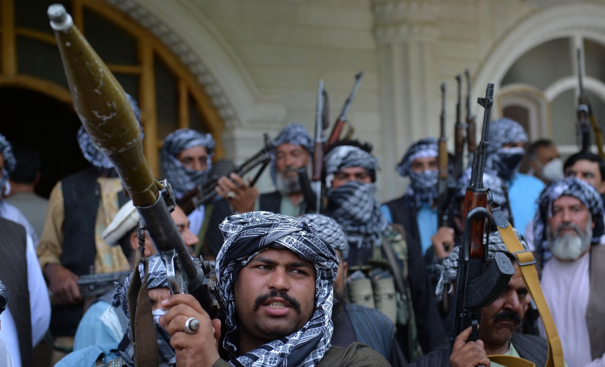 Pejuang Afghanistan mengangkat senjata mereka untuk bekerjasama dengan pasukan keselamatan negara itu bagi melawan Taliban. FOTO AFP