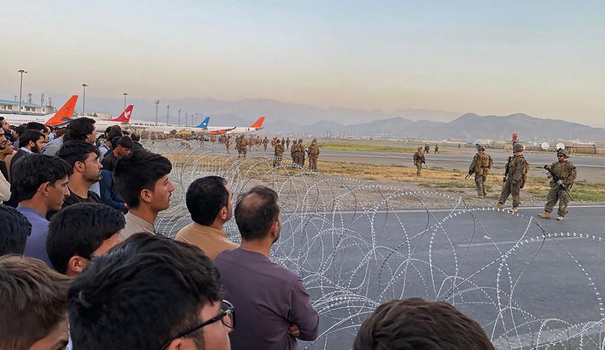 Penduduk Afghanistan berkumpul di lapangan terbang yang masih dikawal tentera Amerika Syarikat. FOTO AFP