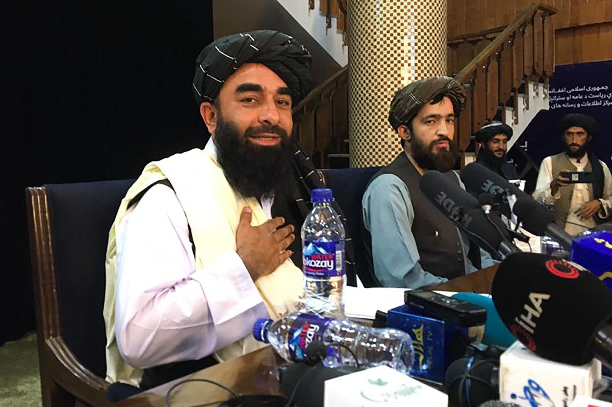 Zabihullah (kiri) ketika sidang media di Kabul. FOTO AFP
