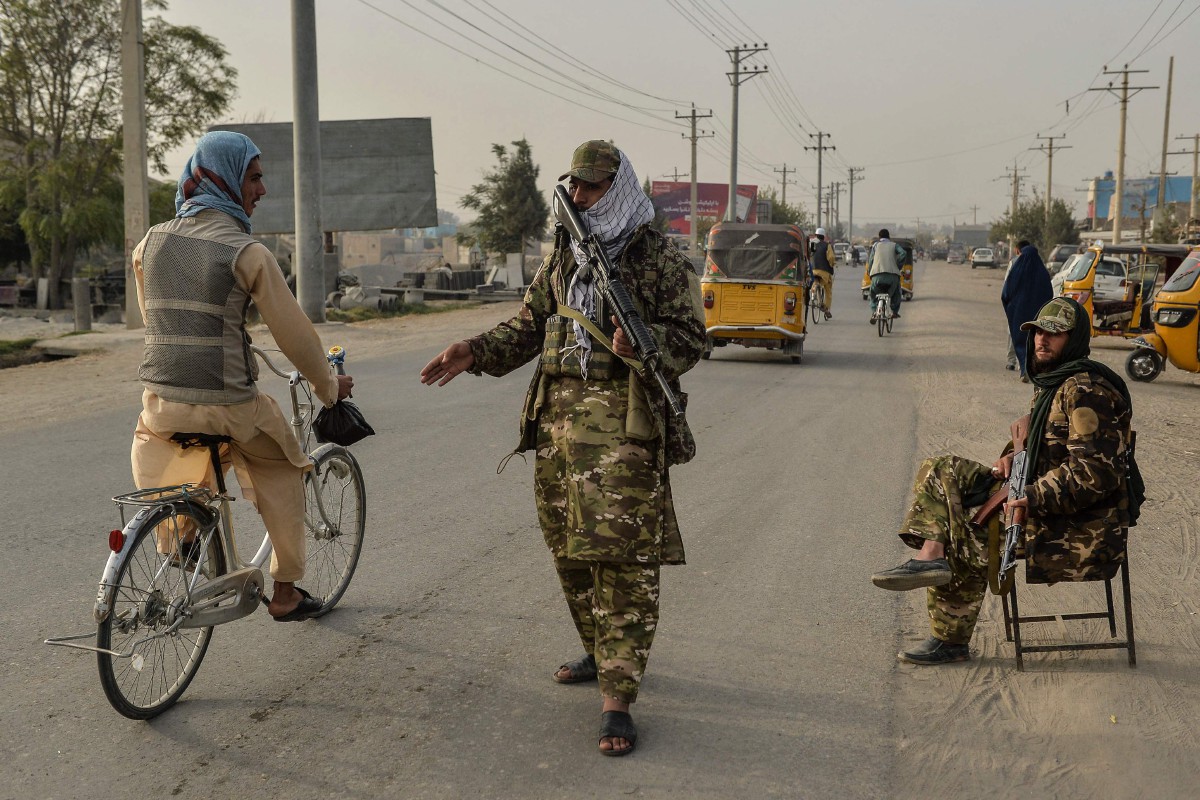 Pengawal Taliban berkawal di jalan di Kunduz, Afghanistan. Foto AFP