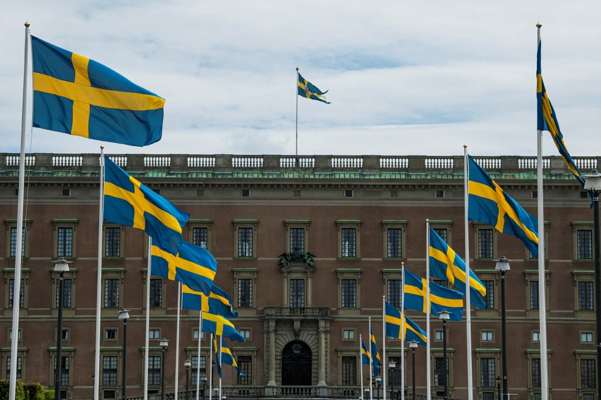 GAMBAR hiasan. Bendera Sweden berkibar di hadapan Istana Diraja di Stockholm pada 2020. FOTO AFP