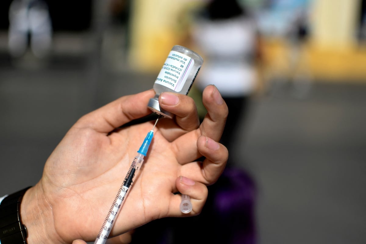 JURUAWAT menyediakan vaksin Covid-19  AstraZeneca di Guatemala City pada 25 Februari 2022. FOTO AFP