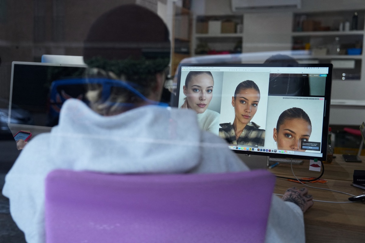 GAMBAR hiasan. Penggunaan AI bagi menghasilkan gambar model di agensi The Clueless di Barcelona, Mac lalu. FOTO AFP