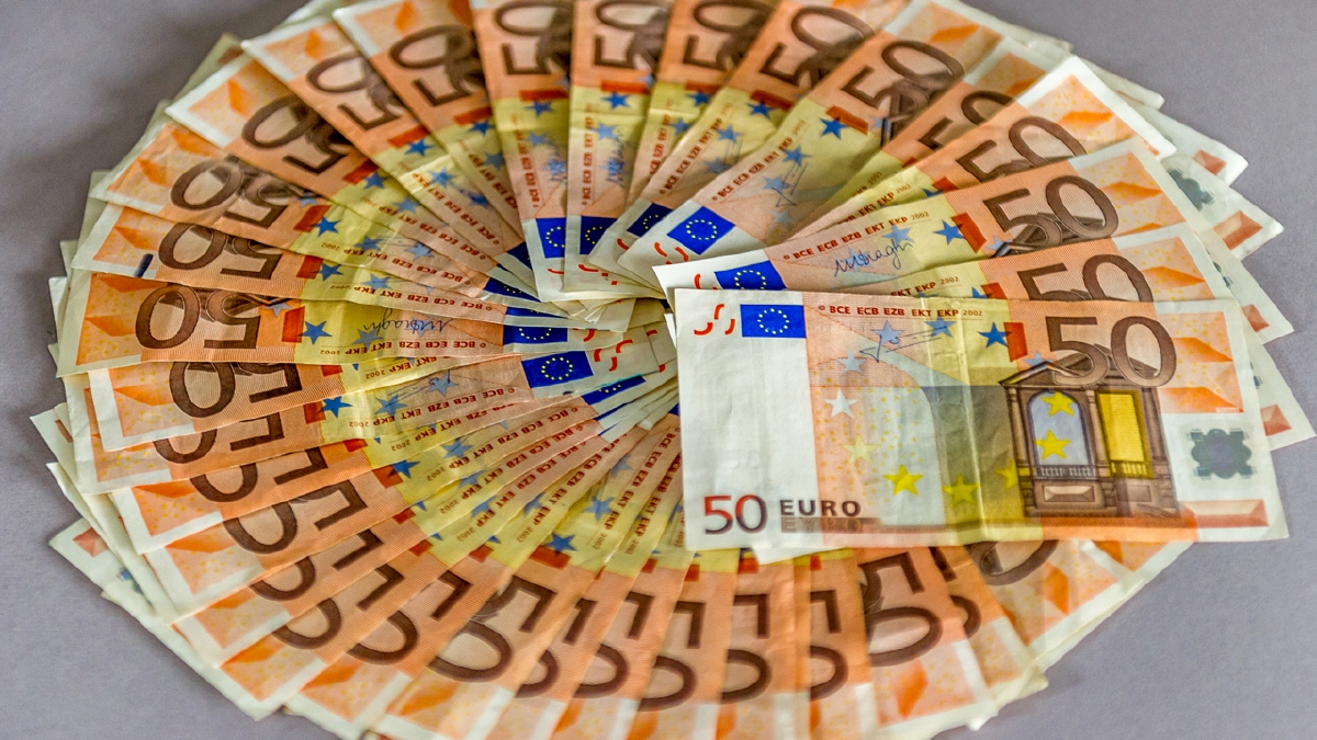 GAMBAR hiasan. Mata wang Euro. FOTO AFP