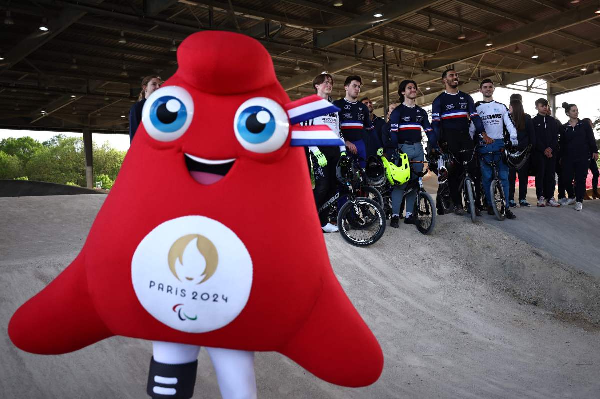 ANGGOTA pasukan BMX Perancis bergambar ketika maskot Olimpik Paris Phryge turut dilihat di hadapan Stadium BMX, venue pertandingan BMX untuk Sukan Olimpik Paris. FOTO AFP