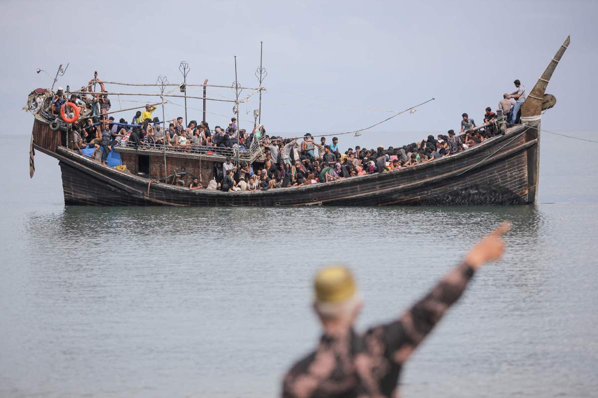GAMBAR fail, pelarian Rohingya yang tiba di perairan Pineung, Aceh di Indonesia pada 16 November lalu.FOTO AFP