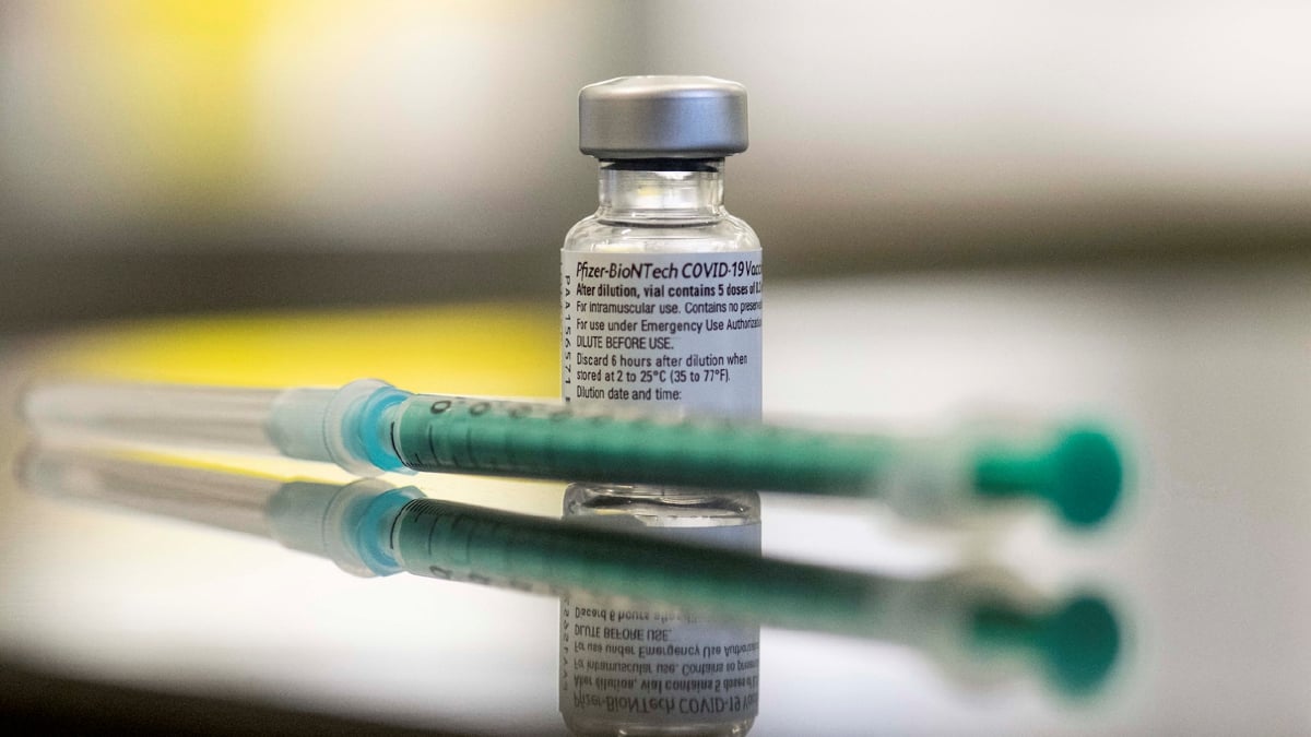 BEBULI mengandungi vaksin Covid-19 daripada Pfizer-BioNTech serta picagari kelihatan di farmasi pusat vaksinasi di Stuttgart, Jerman, 12 Feb lalu. FOTO AFP