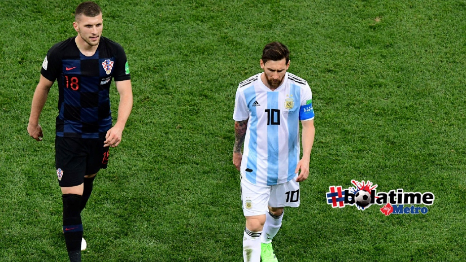 Argentina's forward Lionel Messi (R) and Croatia's forward Ante Rebic look on during the Russia 2018 World Cup Group D football match between Argentina and Croatia at the Nizhny Novgorod Stadium in Nizhny Novgorod on June 21, 2018. / AFP PHOTO / Martin BERNETTI / RESTRICTED TO EDITORIAL USE - NO MOBILE PUSH ALERTS/DOWNLOADS