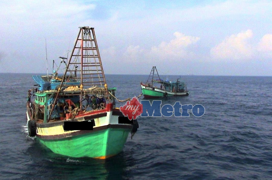 AGENSI Penguatkuasaan Maritim Malaysia (APMM) Daerah Tanjung Sedili menahan dua bot nelayan yang dinaiki dua tekong dan 18 krew warga Vietnam di perairan Tanjung Sedili dekat Kota Tinggi, petang semalam. FOTO Bernama