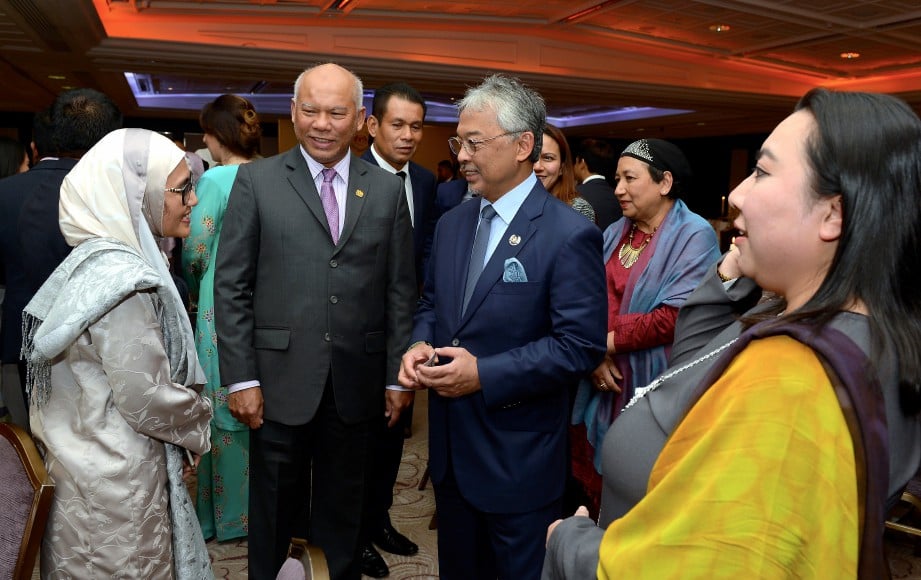 AL-SULTAN Abdullah beramah mesra dengan tetamu Majlis Santapan Malam Bersama Rakyat Malaysia di United Kingdom (UK), yang turut dihadiri Mohamad Sadik (dua, kiri). FOTO BERNAMA.